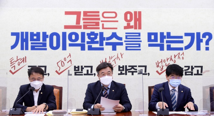 윤호중(왼쪽 두번째) 더불어민주당 원내대표가 9일 서울 여의도 국회에서 열린 원내대책회의에서 발언을 하고 있다./뉴시스·공동취재사진