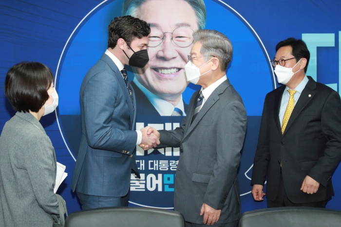 이재명 더불어민주당 대선 후보가 12일 서울 여의도 중앙당사에서 존 오소프 미 상원의원을 접견하고 있다./뉴시스·국회사진기자단