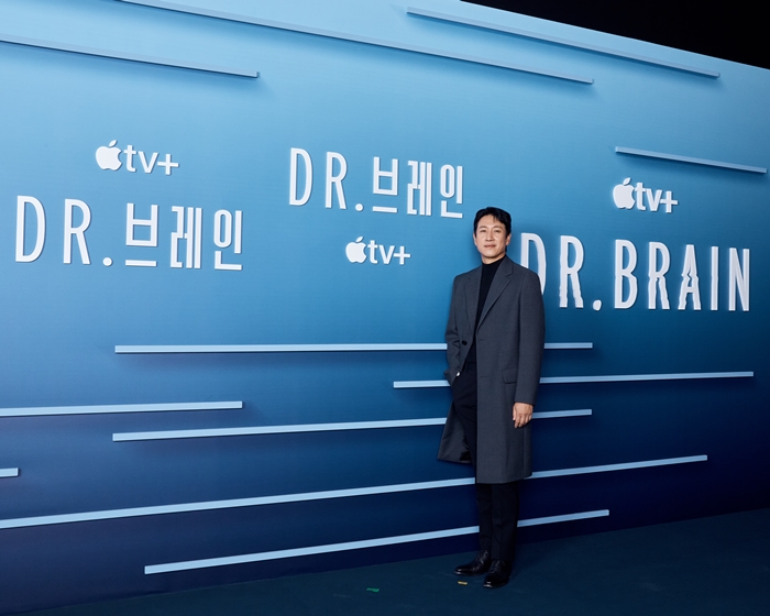 배우 이선균이 애플TV+ 첫 한국 오리지널 시리즈 ‘닥터 브레인’으로 전 세계 시청자 앞에 섰다. /애플TV+