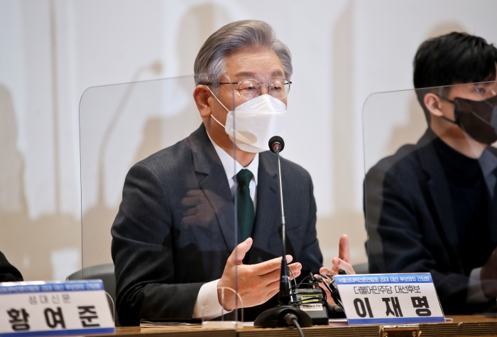 이재명 더불어민주당 대선 후보가 17일 서울 여의도 국회 의원회관에서 서울권대학언론연합회 20대 대선 후보와의 간담회를 하고 있다. /뉴시스·공동취재사진