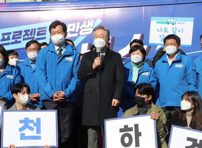 이재명 더불어민주당 대선 후보가 지난 12일 서울 여의도 국회에서 열린 매타버스(매주 타는 민생버스) 출발 국민보고회에서 인사말을 하고 있다. /뉴시스·공동취재사진
