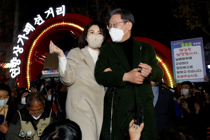 이재명 더불어민주당 대선 후보, 부인 김혜경 씨가 27일 전남 순천 연향상가 패션거리를 방문해 지지자들을 향해 포즈를 취하고 있다./뉴시스
