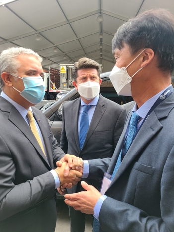 (사진 왼쪽부터) 이반 두케 콜롬비아 대통령, 디에고 몰라노 콜롬비아 국방장관, KAI 김한일 상무 / KAI