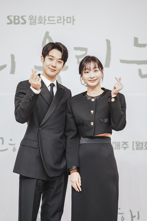 배우 최우식(왼쪽)과 김다미가 ‘그 해 우리는’으로 재회했다. /SBS