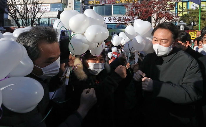 윤석열 국민의힘 대선 후보가 1일 충남 천안 신부동 문화공원에서 지지자들과 인사하고 있다. /뉴시스