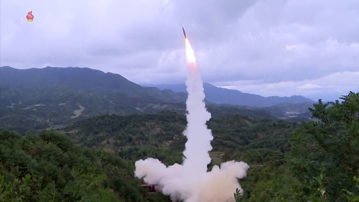 북한이 5일 탄도미사일로 추정되는 발사체를 동해상으로 발사해, 새해 첫 무력시위를 했다. 사진은 지난해 9월 16일 조선중앙TV가 탄도미사일이 열차에서 발사되는 것을 보도하는 모습. /조선중앙TV 갈무리-뉴시스
