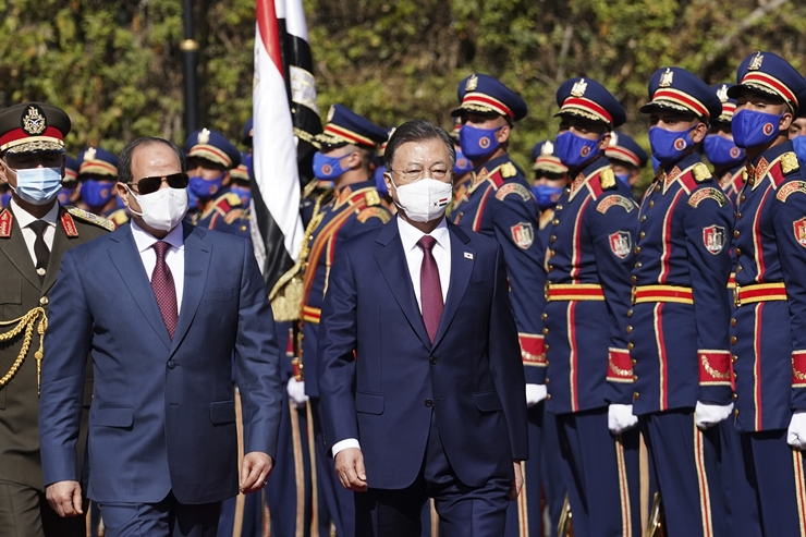 문재인 대통령과 압델 파타 알 시시 대통령이 20일 이집트 카이로 대통령궁에서 열린 공식환영식에서 의장대를 사열하고 있다. /뉴시스