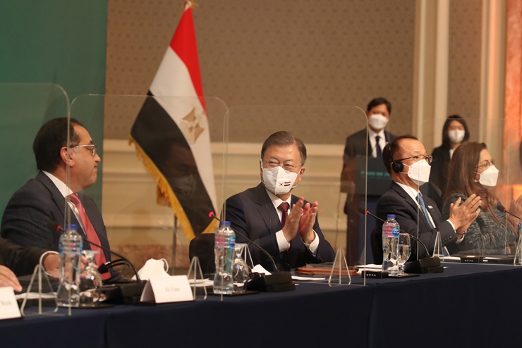 문재인 대통령이 20일(현지시간) 이집트 카이로의 한 호텔에서 열린 한-이집트 미래·그린산업 비즈니스 라운드테이블에서 박수치고 있다. /뉴시스