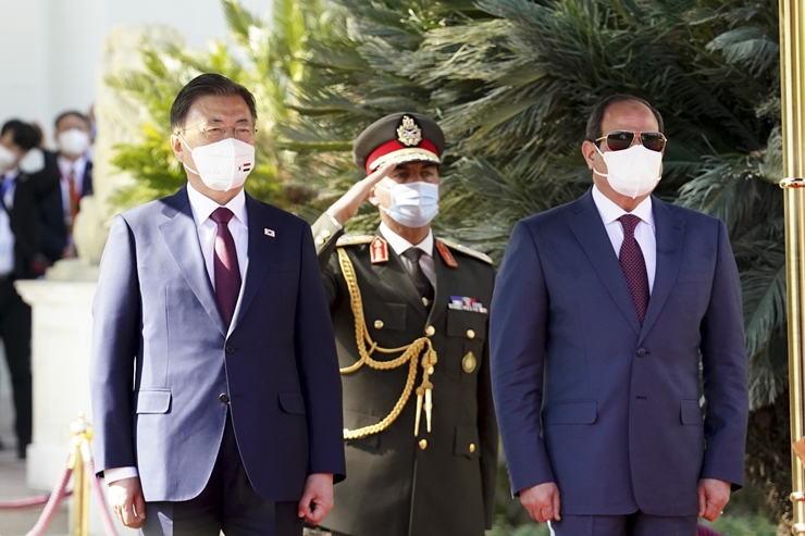 문재인 대통령과 압델 파타 엘시시 대통령이 지난 20일(현지시간) 이집트 카이로 대통령궁에서 열린 공식환영식에 자리하고 있다. /뉴시스