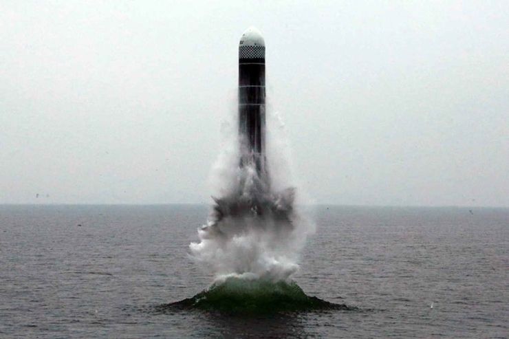 청와대가 19일 북한이 동해상으로 탄도미사일을 발사한 것과 관련, NSC 상임위원회를 열고 유감을 표명했다. 사진은 북한의 잠수함발사탄도미사일의 모습. /노동신문 캡처-뉴시스