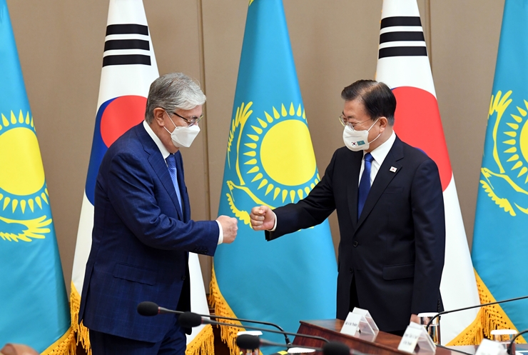 문재인 대통령이 17일 청와대에서 열린 한-카자흐스탄 정상회담에서 토카예프 카자흐스탄 대통령과 주먹인사를 하고 있다. /뉴시스