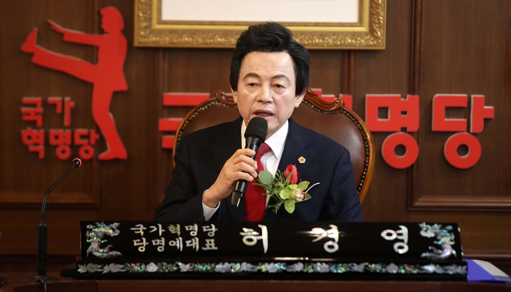 허경영 국가혁명당 대선 후보가 지난 3일 서울 여의도 국가혁명당 중앙당사에서 2022년 신년 기자회견을 하고 있다. /뉴시스