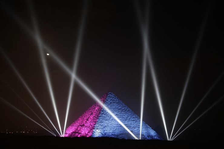 이집트 기자에서 2016년 1월 1일(현지시간) 피라미드를 배경으로 새해를 축하하는 조명쇼가 펼쳐지고 있다. /AP-뉴시스