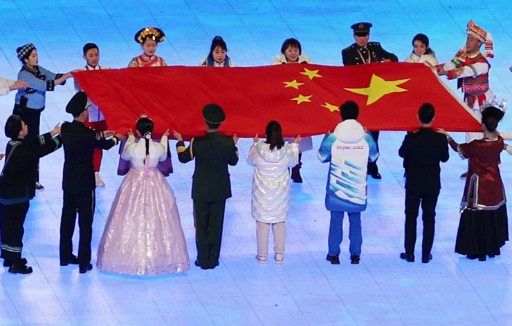 지난 4일 오후 중국 베이징 국립 경기장에서 열린 2022 베이징 동계올림픽 개막식에서 한복을 입은 한 공연자가 중국 국기인 오성홍기 입장식에 참여하고 있다. /뉴시스
