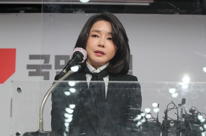 윤석열 국민의힘 대선후보가 부인 김건희 씨를 겨냥한 듯한 가수 안치환 씨의 신곡에 분노했다. /뉴시스