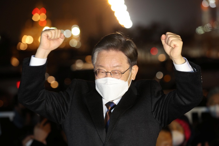 제20대 대통령선거 공식 선거운동 기간인 15일 자정 이재명 더불어민주당 대선 후보가 부산 영도구 부산항 해상교통관제센터(VTS) 방문을 마치고 즉석 연설을 하고 있다. /뉴시스