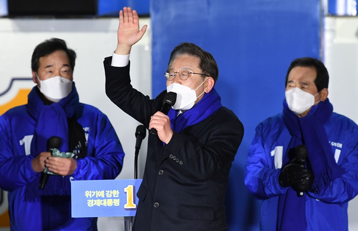 이재명 더불어민주당 대선 후보가 제20대 대통령선거 공식 선거운동이 시작된 15일 서울 강남고속버스터미널에서 열린 서울 첫 집중 유세에 참석해 지지를 호소하고 있다. /뉴시스·국회사진기자단