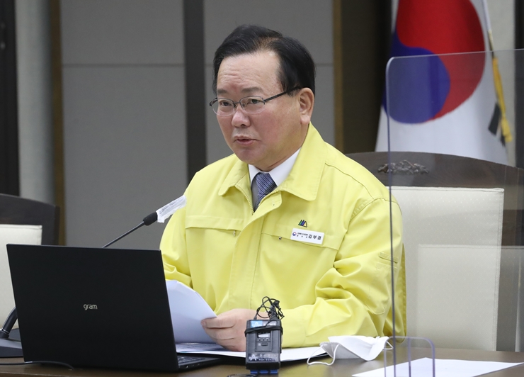 김부겸 국무총리(중앙재난안전대책본부장)가 16일 오전 정부세종청사에서 열린 코로나19 대응 중앙재난안전대책본부 회의를 주재하며 모두발언을 하고 있다. /뉴시스