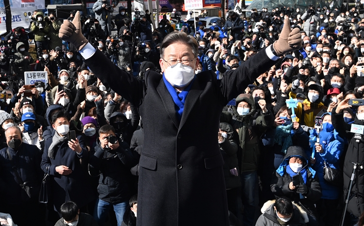 이재명 더불어민주당 대선 후보가 16일 서울 강남구 강남역 인근에서 열린 'JM은 강남스타일!' 선거 유세에서 지지를 호소하고 있다. /국회사진기자단-뉴시스
