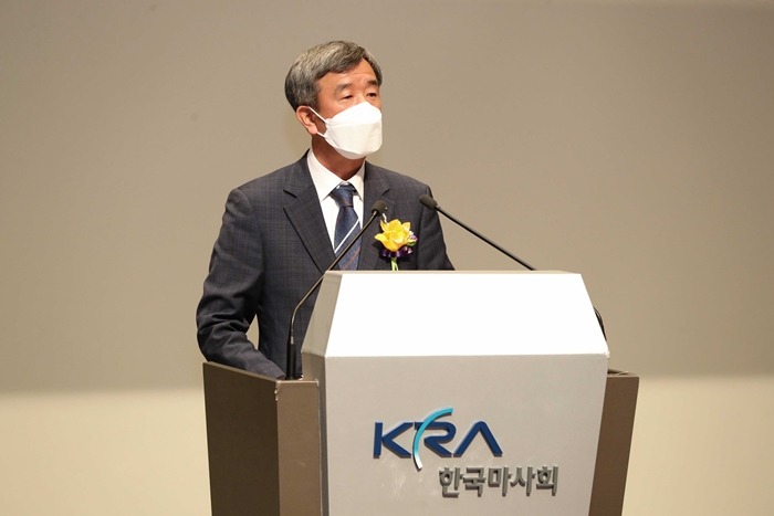 한국마사회는 16일 오전 제38대 회장으로 임명된 정기환(사진) 회장의 취임식을 갖고 한국마사회를 이끌어 갈 새로운 리더십의 시작을 알렸다. / 한국마사회