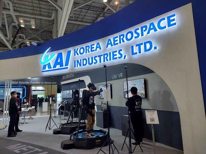 한국항공우주산업㈜(이하 KAI)은 24일부터 26일까지 부산 벡스코에서 열리는 ‘2022 드론쇼 코리아(Drone Show Korea)’에 참가한다고 밝혔다. 사진은 메타버스 훈련체계 프로그램 체험 모습 / KAI