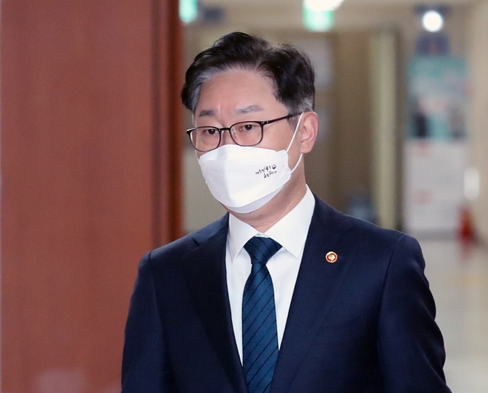 박범계 법무부 장관이 지난 2월 22일 오전 서울 종로구 정부서울청사에서 열린 국무회의에 참석하고 있다. /뉴시스·공동취재사진