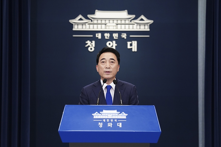 박수현 청와대 국민소통수석이 27일 남북 통신연락선 복원과 관련한 브리핑을 하고 있는 모습. /청와대