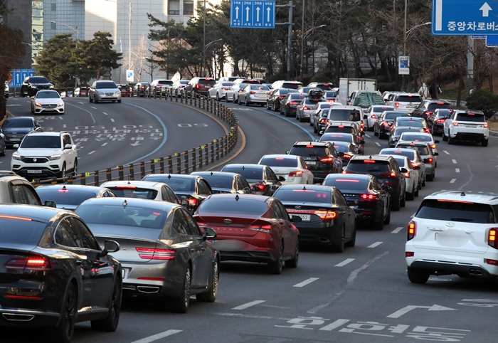 국내 자동차시장의 전반적인 판매실적 판도가 연초부터 크게 흔들리고 있다. 사진은 많은 차량들이 몰린 서울 명동의 도로 모습. /뉴시스