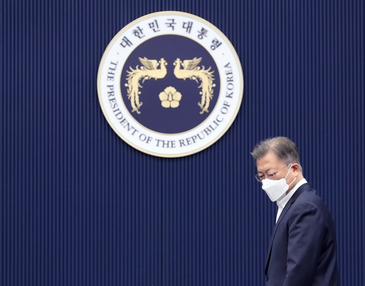 문재인 대통령이 8일 청와대 여민관에서 열린 영상 국무회의에서 자리에 앉고 있다.  /뉴시스