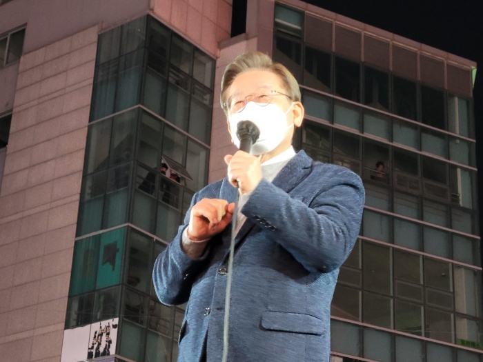 이재명 더불어민주당 대선 후보가 8일 서울 마포구 홍대 걷고싶은거리에서 시민들 발언을 들으며 감사 인사를 하고 있다. /시사위크 이선민 기자