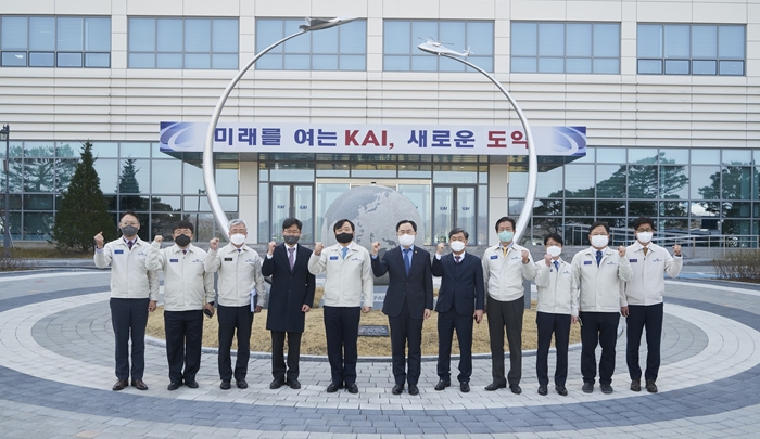 한국항공우주산업(주)(이하 KAI)은 산업통상자원부(이하 산업부)가 주관하는 ‘국산 헬기 활용 확대를 위한 협의체’회의가 16일 사천 본사에서 열렸다고 17일 밝혔다. 사진 왼쪽 다섯번째부터 KAI 안현호 사장, 문승욱 산업부 장관 / KAI