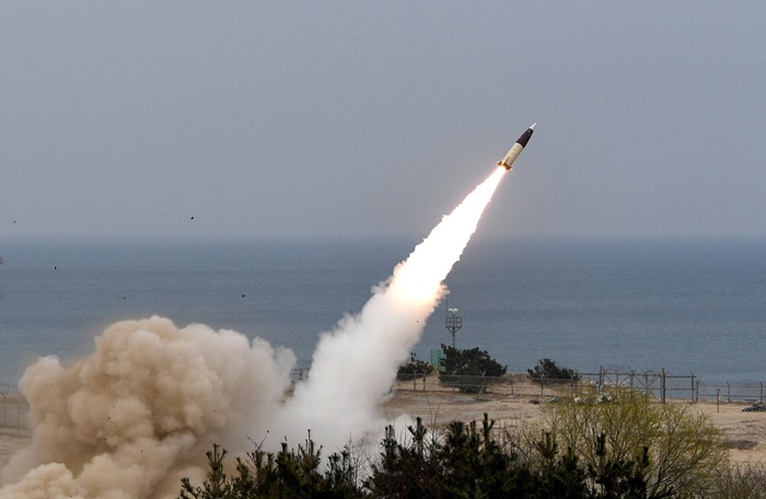 합동참모본부가 24일 북한 ICBM 발사에 대응해 오후 4시25분부터 동해상에서 합동 지해공 미사일을 발사했다. 사진은 이날 ATACMS 발사 장면. /합동참모본부 제공 사진