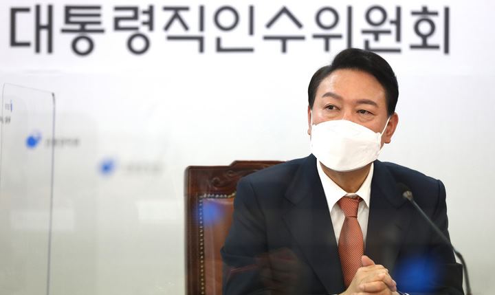 한국갤럽이 25일 공개한 윤석열 대통령 당선인의 향후 5년간 국정수행 전망을 조사한 결과, 20대의 10명 중 6명이 긍정적으로 바라봤다.