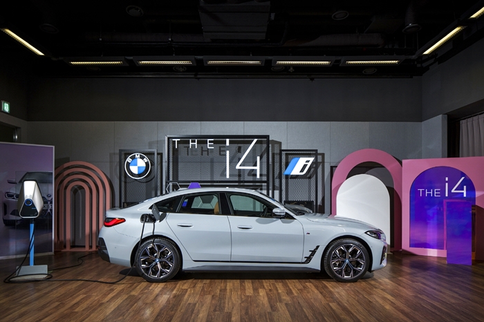 BMW 순수전기 그란쿠페 모델 i4가 국내에 상륙했다. / BMW 그룹 코리아