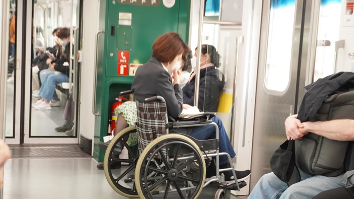 박홍근 원내대표를 비롯한 더불어민주당 국회의원들이 휠체어를 타고 대중교통을 이용해 국회 출근하는 ‘휠체어 출근 챌린지’에 대거 참여했다./고민정 의원 페이스북