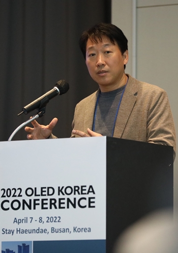 7일 부산 해운대에서 열린 2022 OLED KOREA 콘퍼런스에서 LG디스플레이 이현우 전무가 기조연설을 하고 있다. / LG디스플레이
