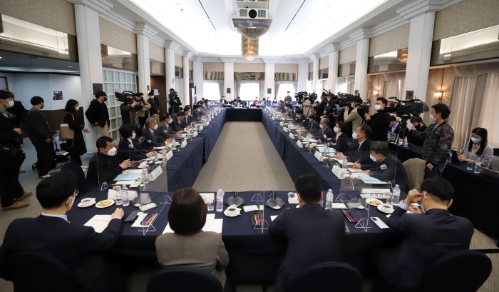 지난 5일 서울 중구 한국프레스센터에서 2022년 최저임금위원회 1차 전원회의가 열리고 있다. /뉴시스·공동취재사진