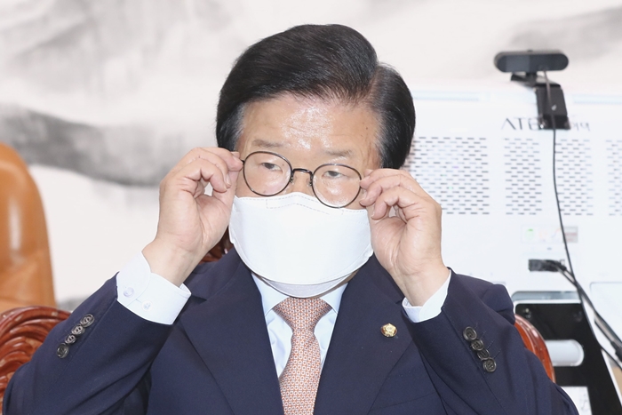 박병석 국회의장이 22일 오전 국회 의장실에서 검찰개혁 관련 입장 발표를 준비하며 안경을 고쳐쓰고 있다. (공동취재사진) / 뉴시스