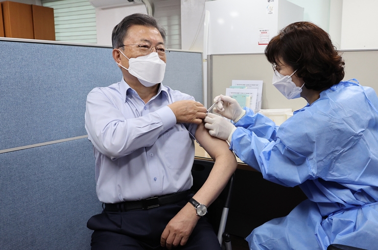 문재인 대통령이 25일 오전 서울 종로구보건소에서 화이자사의 백신으로 코로나19 4차 예방접종을 하고 있다. /뉴시스