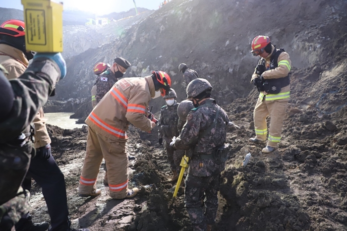 지난 1월 붕괴사고가 발생한 삼표산업 양주채석장에서 구조대원들이 구조작업을 벌이고 있다. /뉴시스·소방청