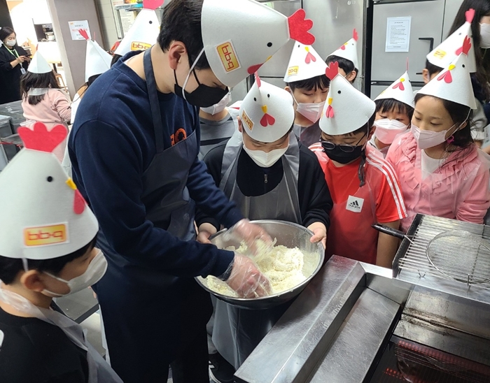 창전 청소년문화의집 학생들이 치킨 조리 실습 체험에 참여하고 있다. / BBQ