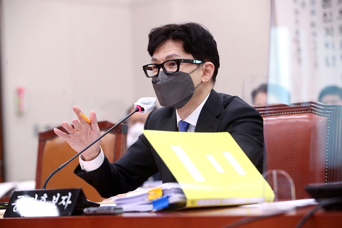 한동훈 법무부장관 후보자가 9일 서울 여의도 국회에서 열린 인사청문회에서 의원 질의에 답변하고 있다. /뉴시스