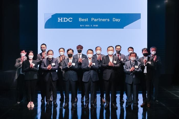 HDC현대산업개발은 우수협력사에 표창장을 수여하는 ‘베스트 파트너스 데이’를 개최했다. / HDC현대산업개발