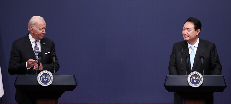 윤석열 대통령과 조 바이든 미국 대통령이 21일 서울 용산 대통령실 청사에서 공동기자회견을 하고 있다. /뉴시스