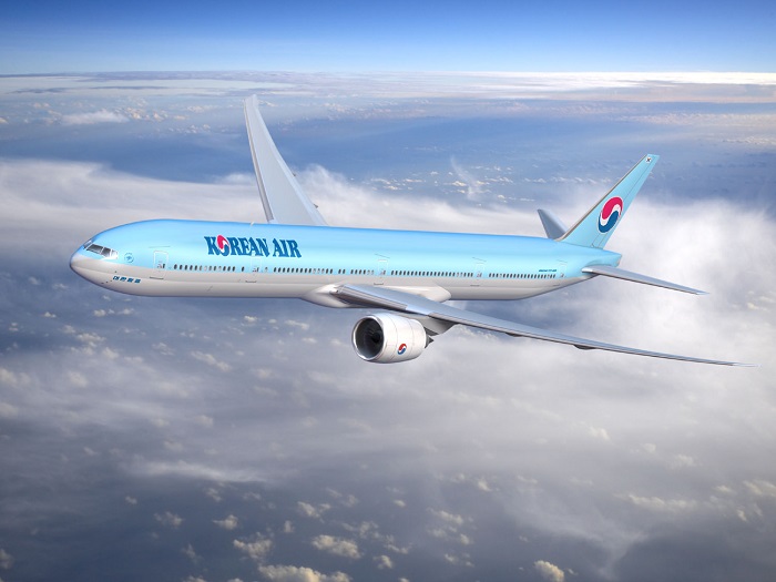 대한항공이 파리→인천 귀국행 정기 항공편에 대해 지속가능 항공연료를 사용해 탄소 배출 감축에 나섰다.&nbsp;사진은 대한항공의 보잉 777-300ER 항공기. / 대한항공