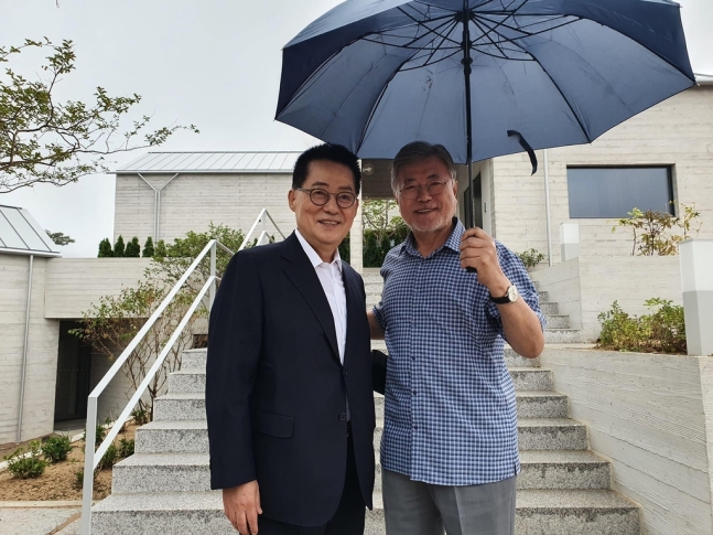 박지원 전 국가정보원장(왼쪽)과 문재인 전 대통령. /박지원 SNS