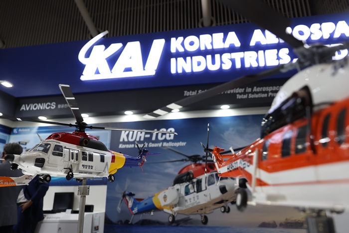 한국항공우주산업㈜(이하 KAI)은 22일부터 24일까지 인천 송도 컨벤시아에서 열리는 ‘2022 국제해양·안전대전’에 참가한다고 밝혔다. 사진은 2022 국제해양·안전대전 KAI 부스에 전시된 수리온 기반의 해경헬기와 산림헬기 / KAI