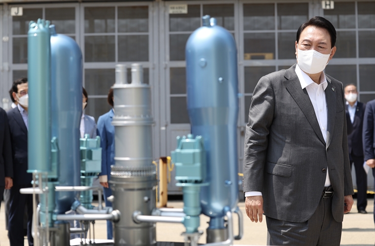 윤석열 대통령이 22일 경남 창원 두산에너빌리티 원자력 공장을 방문해 건설이 중단된 신한울 3·4호기 모형을 살펴보고 있다. /뉴시스