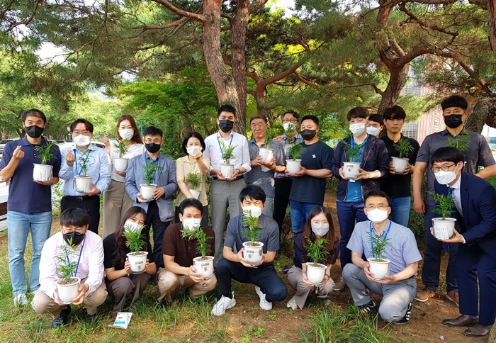 한국마사회(회장 정기환) 임직원 봉사단 ‘한국마사회엔젤스’는 지난 22일 소셜벤처기업 트리플래닛과 협력하여 반려나무 나눔 사업을 전개한다고 밝혔다. / 한국마사회