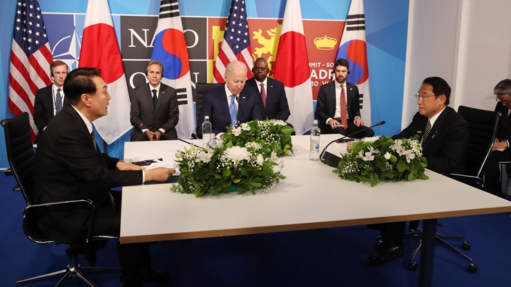 윤석열 대통령이 29일(현지시간) 마드리드 이페마(IFEMA)에서 조 바이든 미국 대통령, 기시다 후미오 일본 총리와 한미일 정상회담을 하고 있다. /뉴시스